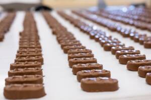 Chocolate making chocolate filled with liquid filling